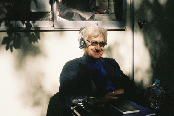 Wim Wenders con le cuffie